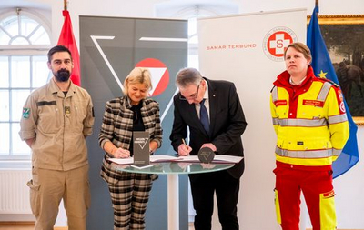 Unterzeichnung einer Absichtserklärung durch Verteidigungsministerin Klaudia Tanner und Bundessekretär Reinhard Hundsmüller